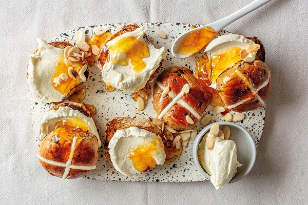 Woolworths Hot cross buns with cheesecake spread