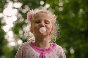 How sugarless chewing gum affects teeth
