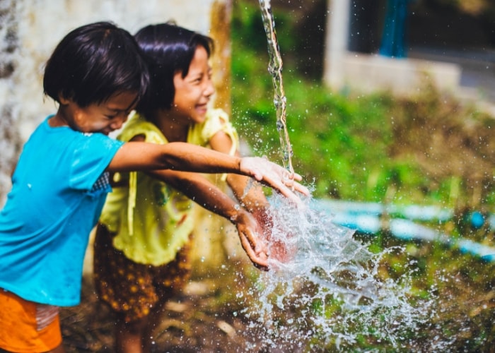 children playing with water - BabyYumYum